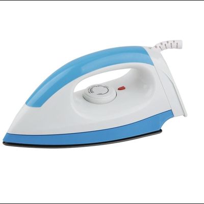 El uso de la hierro eléctrico para el hogar de 230 V para el planchado en seco o con rocío en el hogar