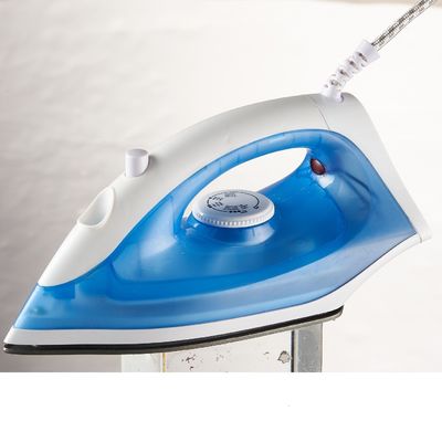 Obtenga ropa perfectamente prensada cada vez con LM-303 hierro de vapor a 230V